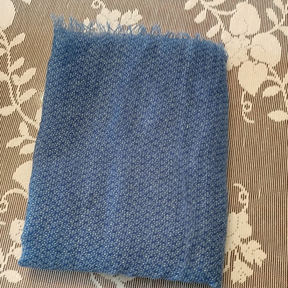 Gap Lightweight Blue and White Print Scarf - Picture 4 of 4